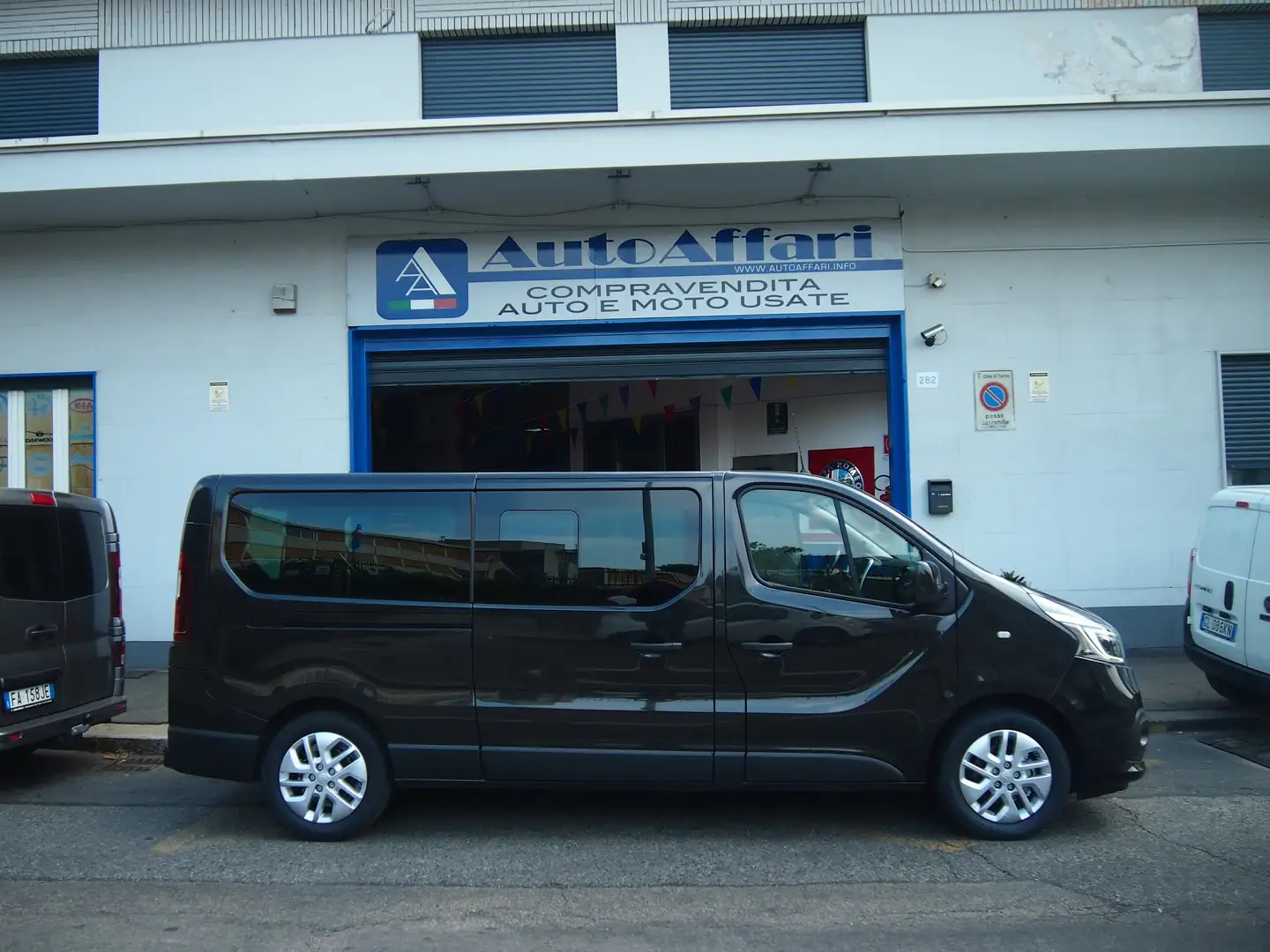 Renault Trafic 2.0DCI 145CV 9 POSTI LED L2 Nero - 2
