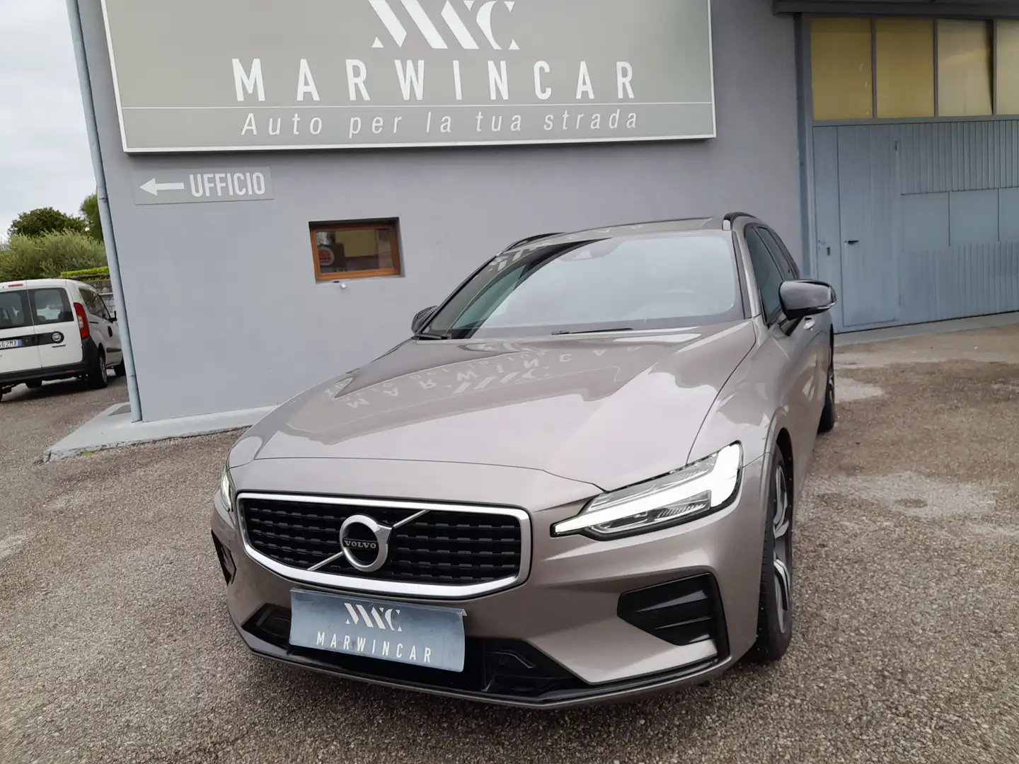 Volvo V60 V60 2.0 d3 R-design TETTO EURO6DTEMP Grigio - 2