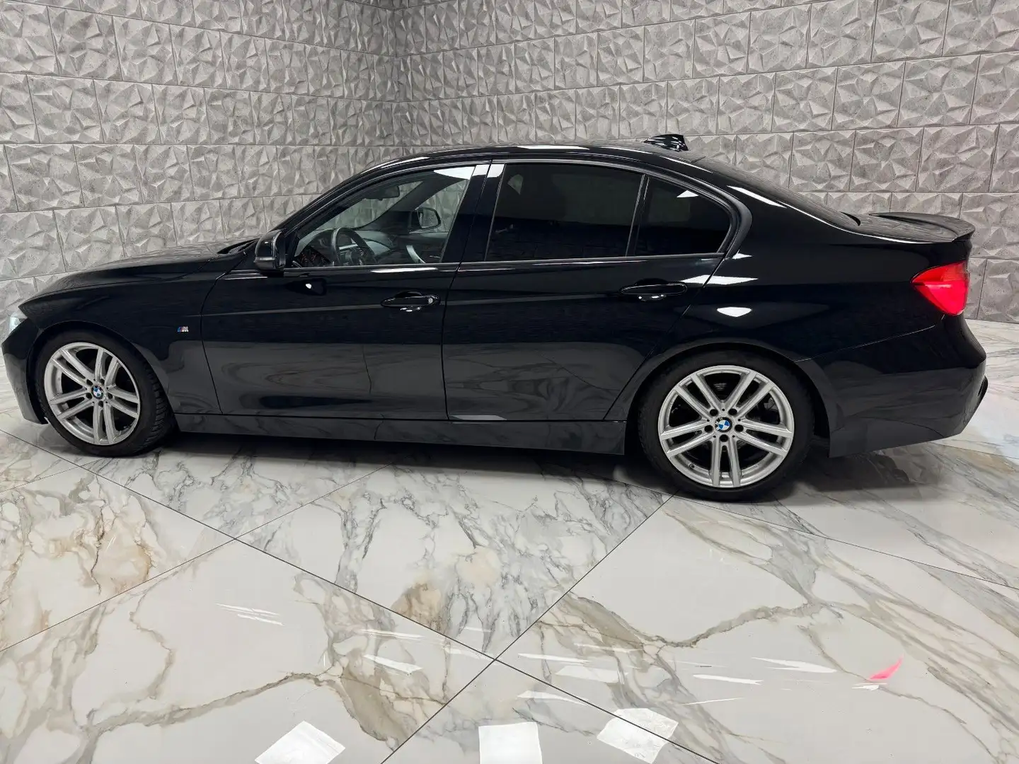 BMW 320 Limousine M-Paket * Bi-Xenon-Navi * Schwarz - 2