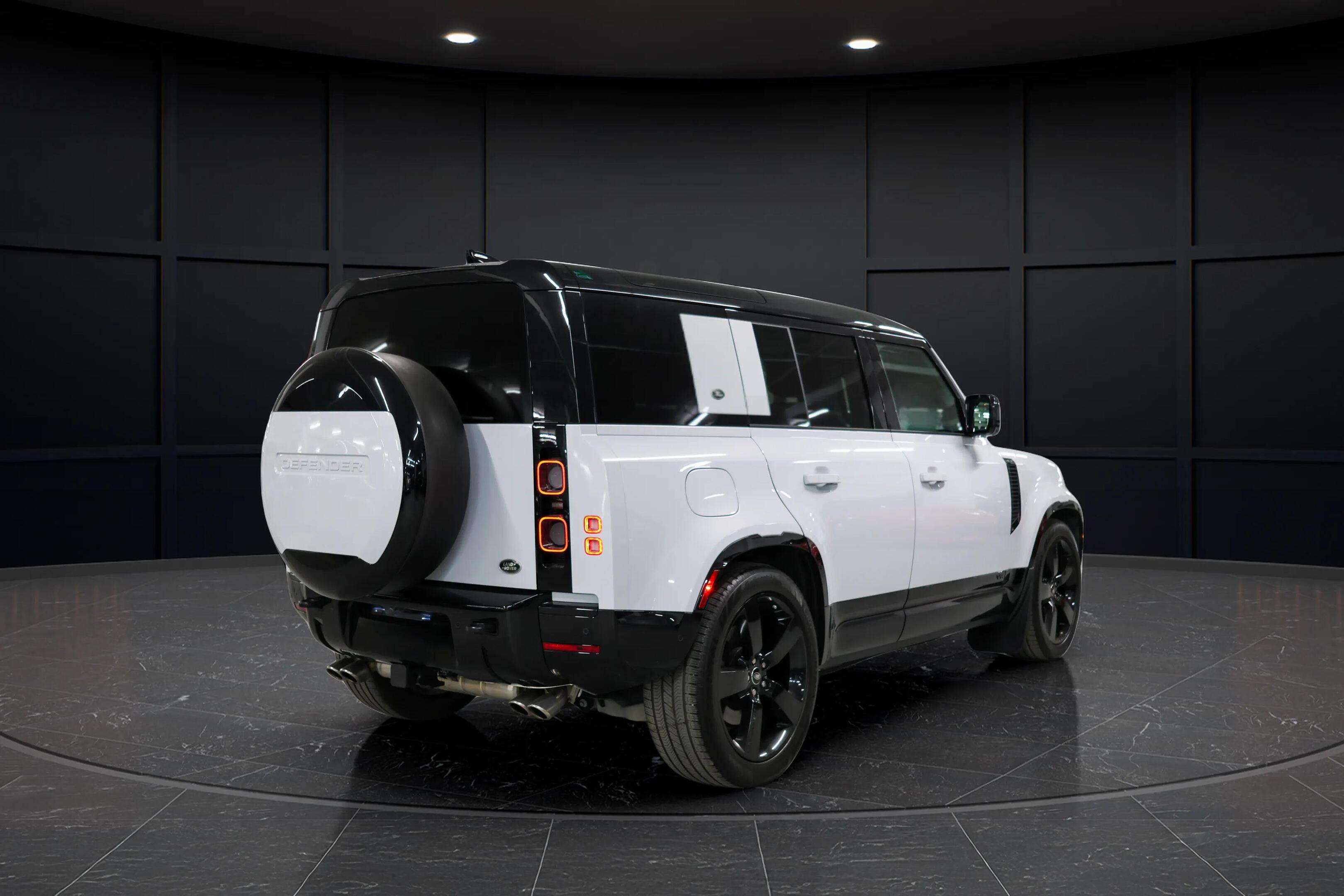 2023 Land Rover Defender 110 V8 AWD P525 - Loaded - Warranty - PPF thumb 11