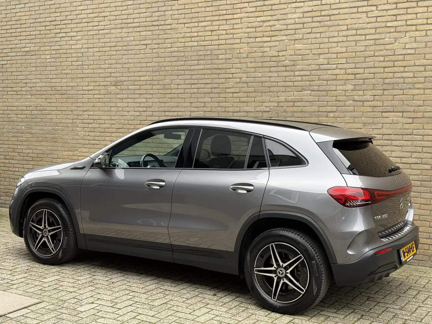 Mercedes-Benz EQA 300 4MATIC Business Solution AMG 67kWh | Navigatie | S Grijs - 2