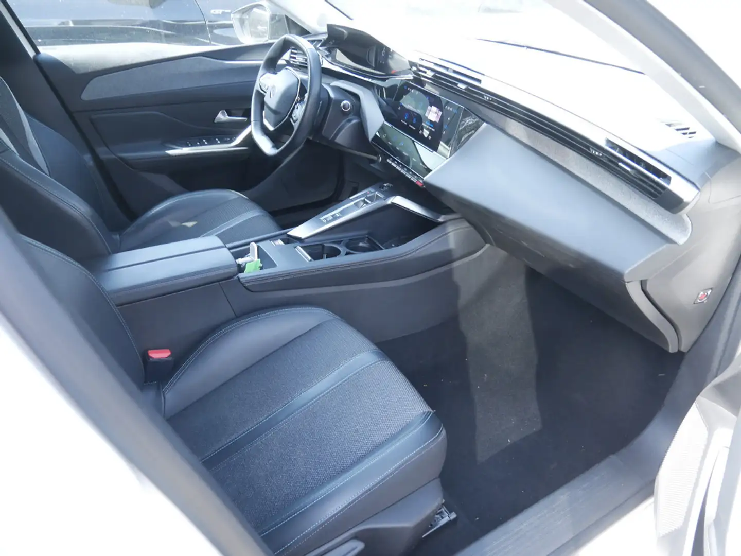 Peugeot 308 SW Allure BlueHDI 130 EAT8 NAVI AHK LED Blanc - 2