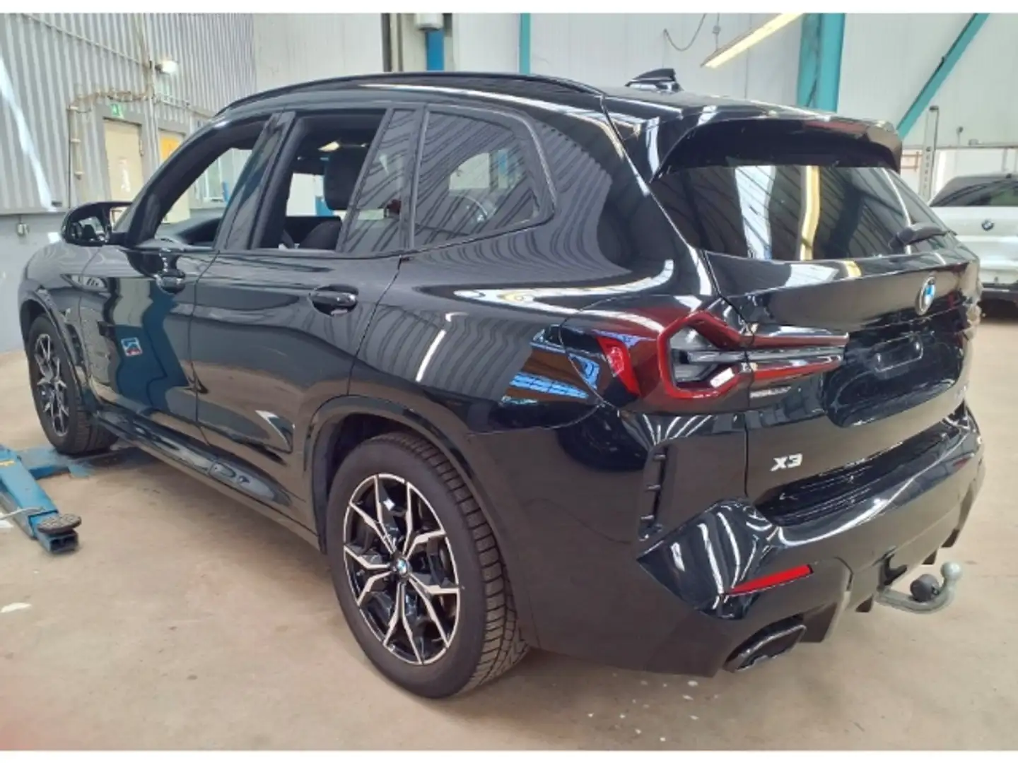 BMW X3 i AHK Pano H/K StandHz Laser PA+ HUD LCProf DAProf Schwarz - 2