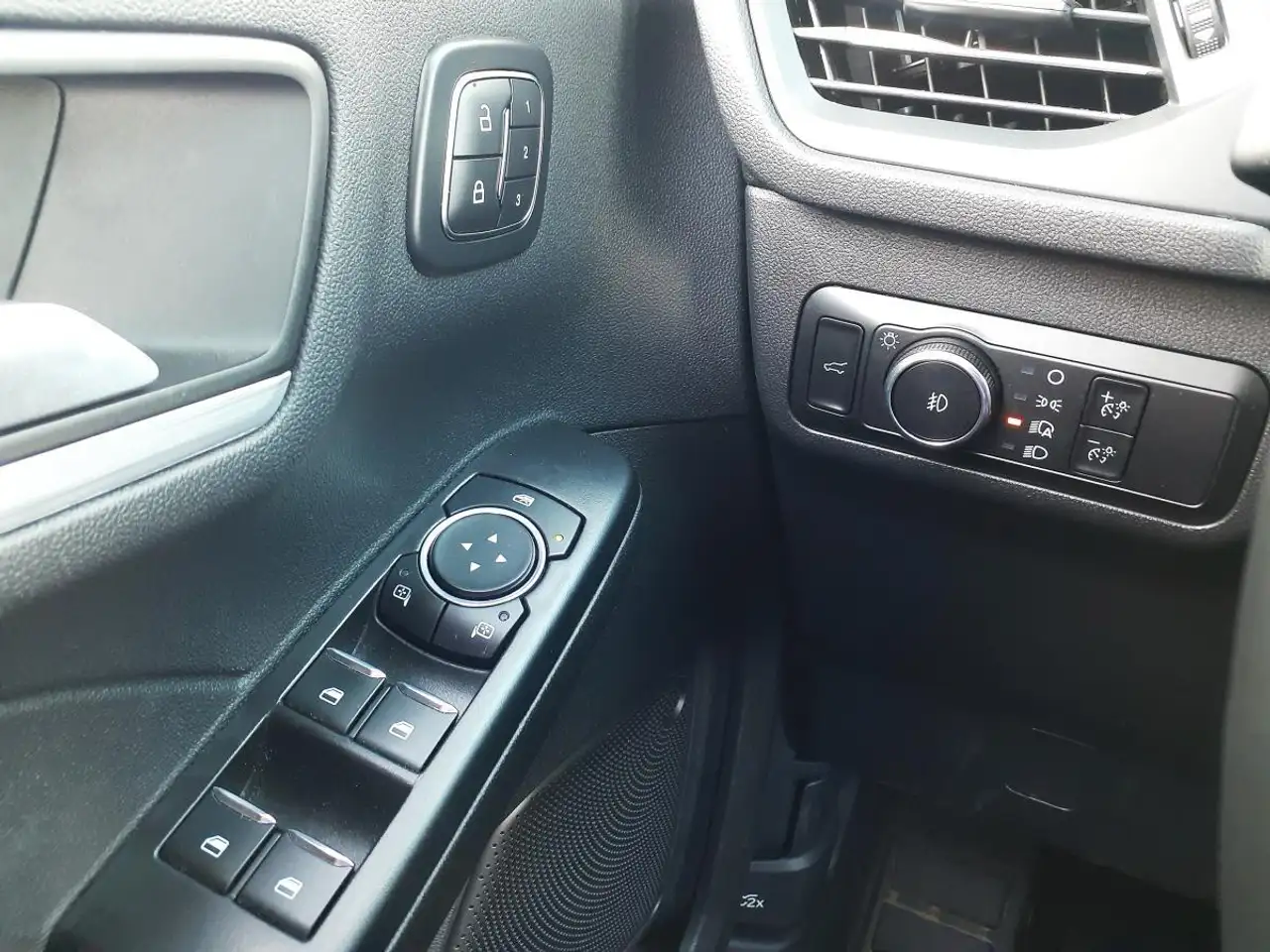 Ford Escape снимка Ford Escape