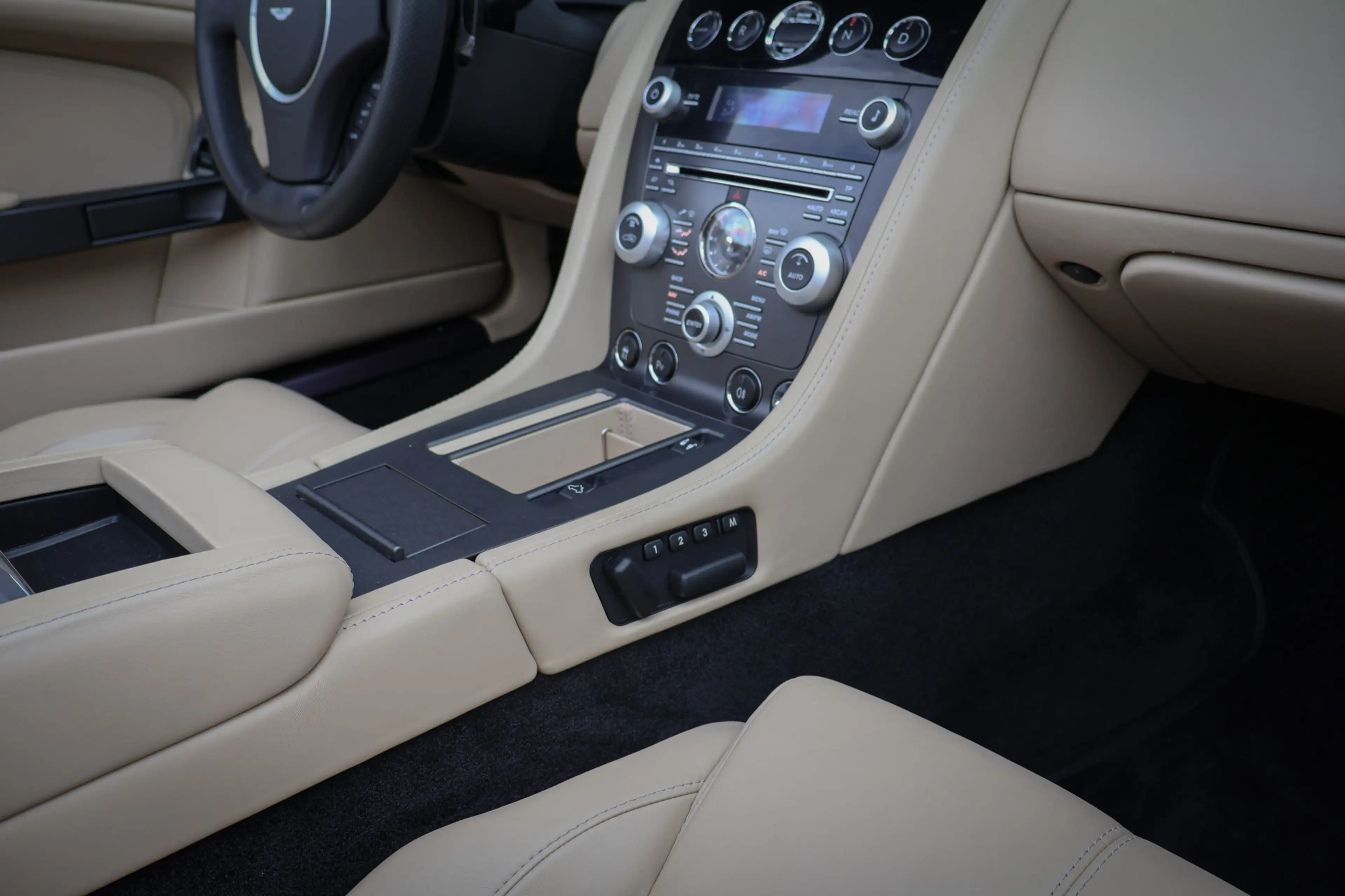 Aston Martin Vantage V8 Roadster 4.7 V8 Sportshift — photo 7