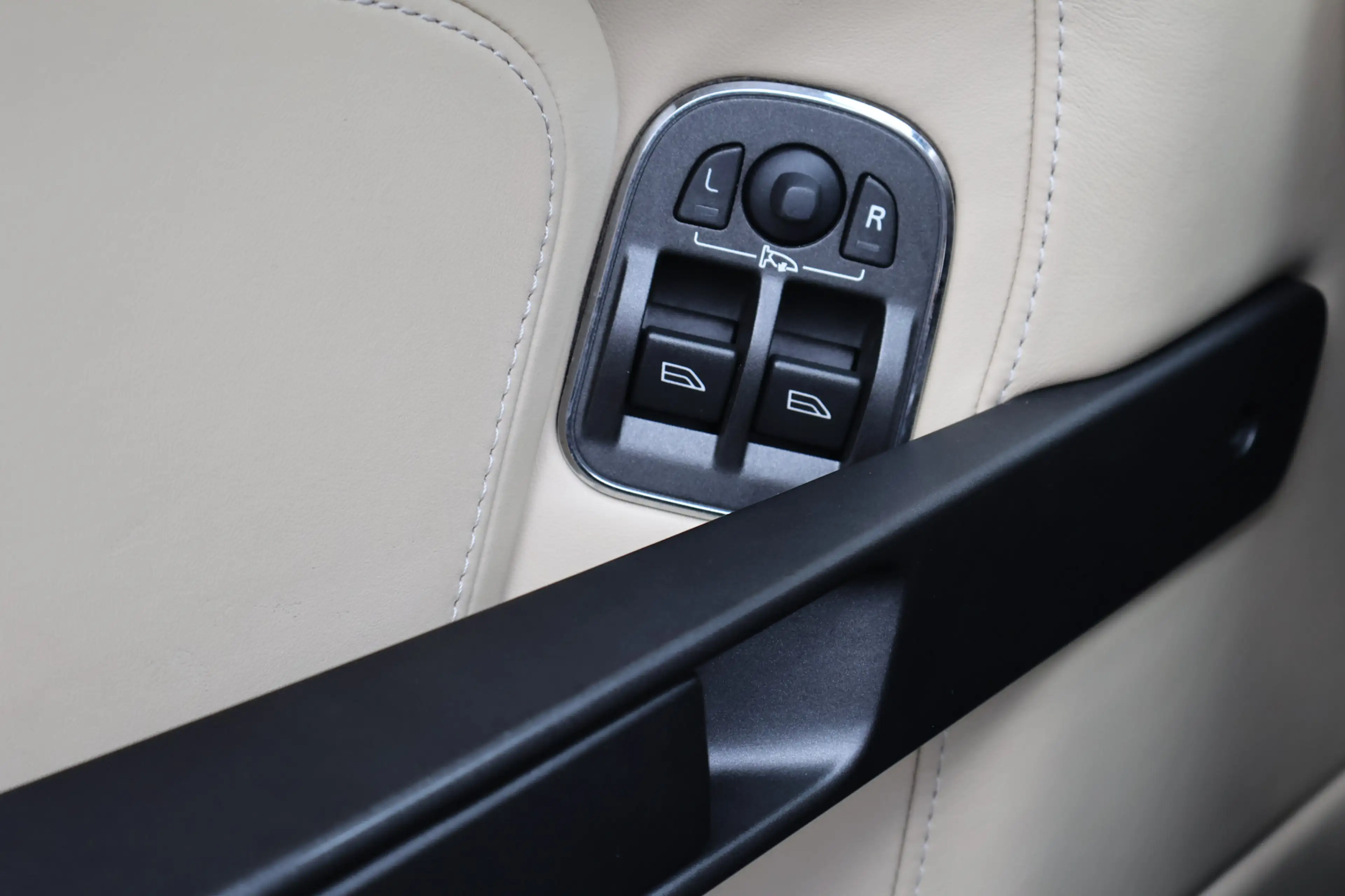 Aston Martin Vantage V8 Roadster 4.7 V8 Sportshift — photo 18