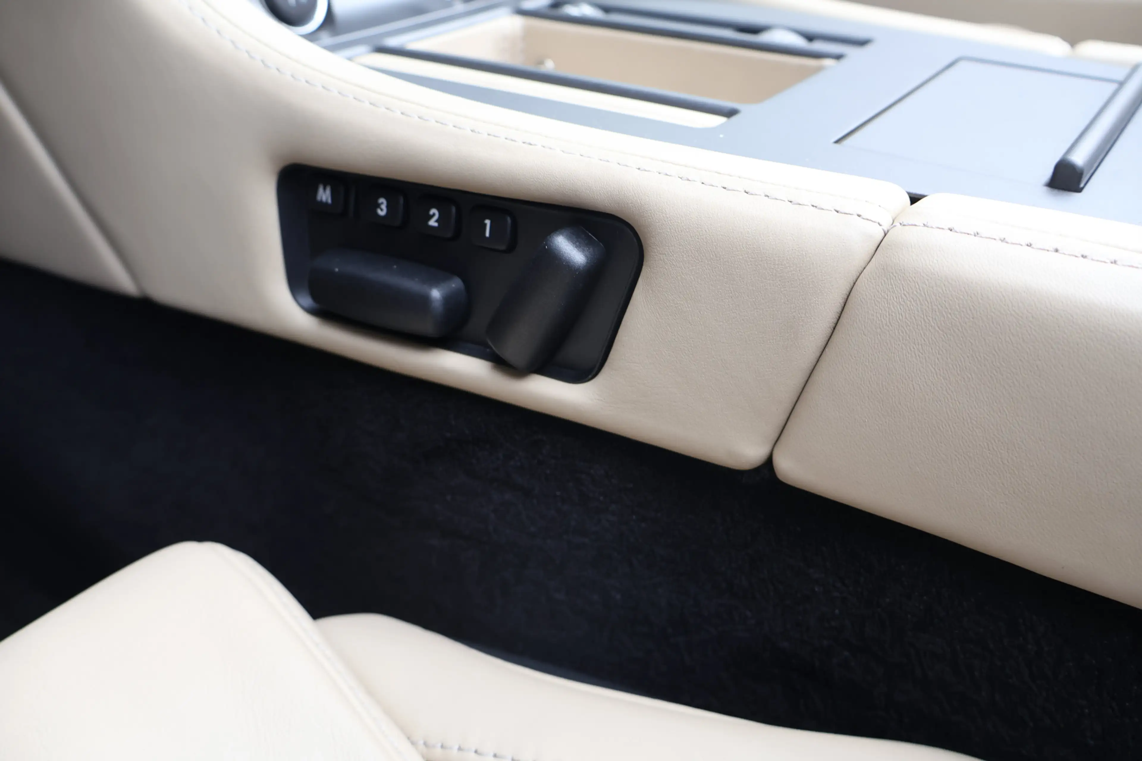 Aston Martin Vantage V8 Roadster 4.7 V8 Sportshift — photo 15