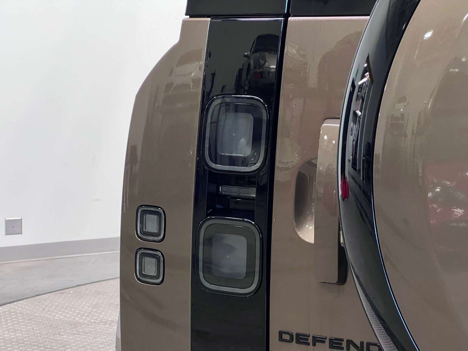 2026 Land Rover Defender 110 P400 X-DYNAMIC SE thumb 10
