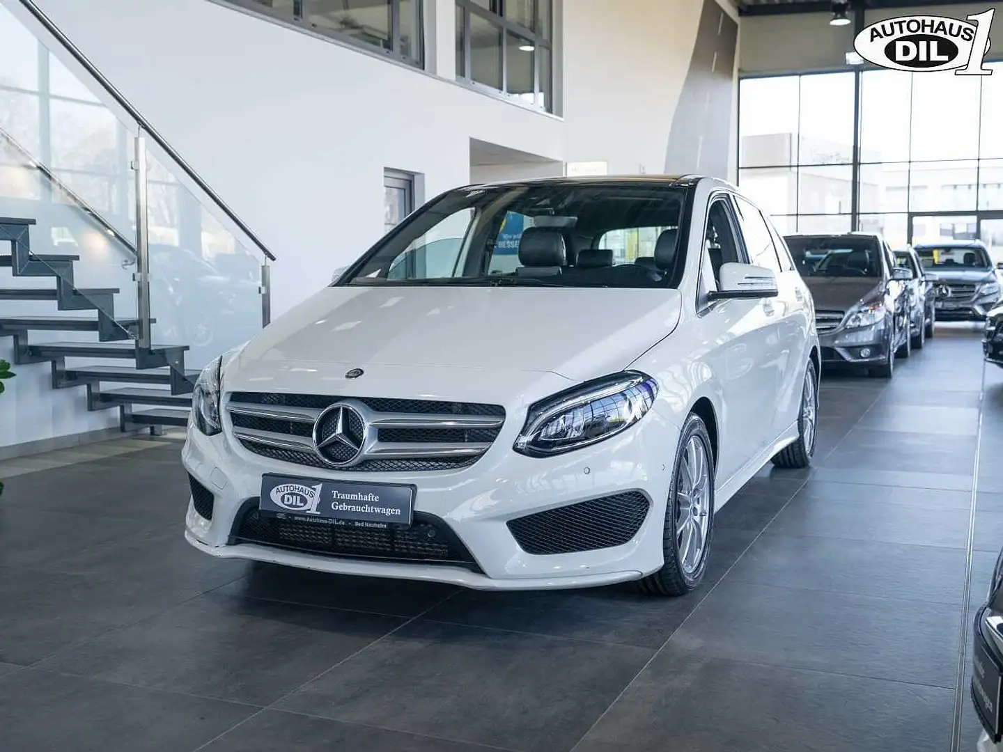 Mercedes-Benz B 180 AMG Line *R-KAMERA*PANO*AMBIENTE*LED* Wit - 2