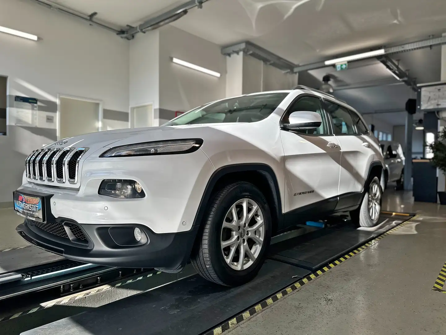 Jeep Cherokee 2,0 MultiJet Longitude | 8-fach | §57a: 02.26 Weiß - 2