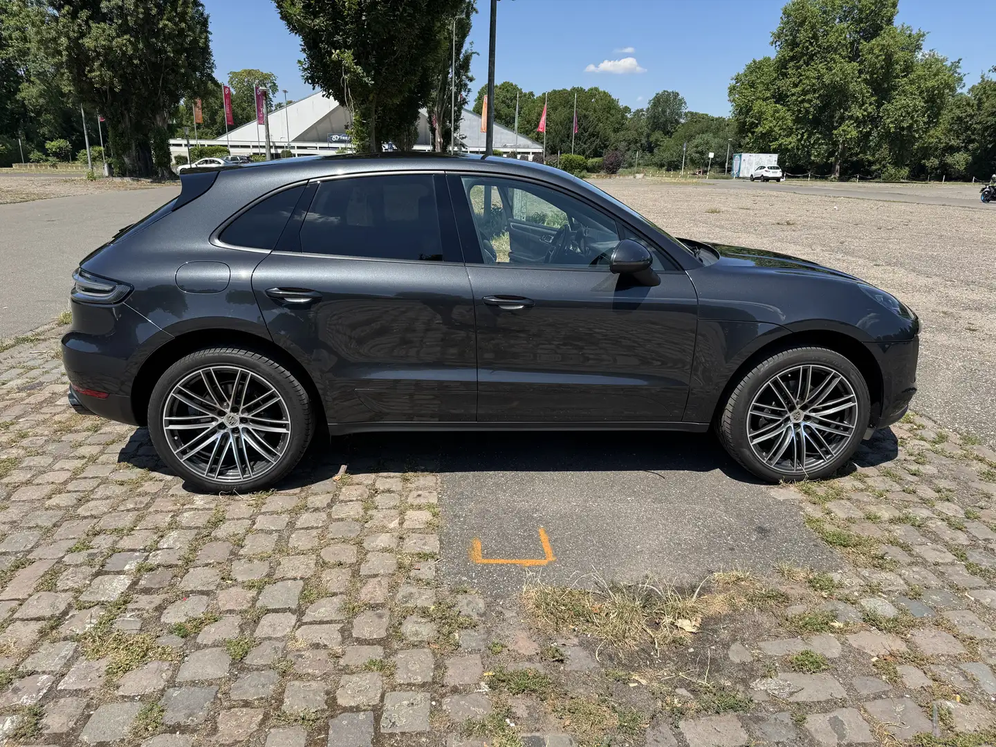 Porsche Macan Basis Grau - 2