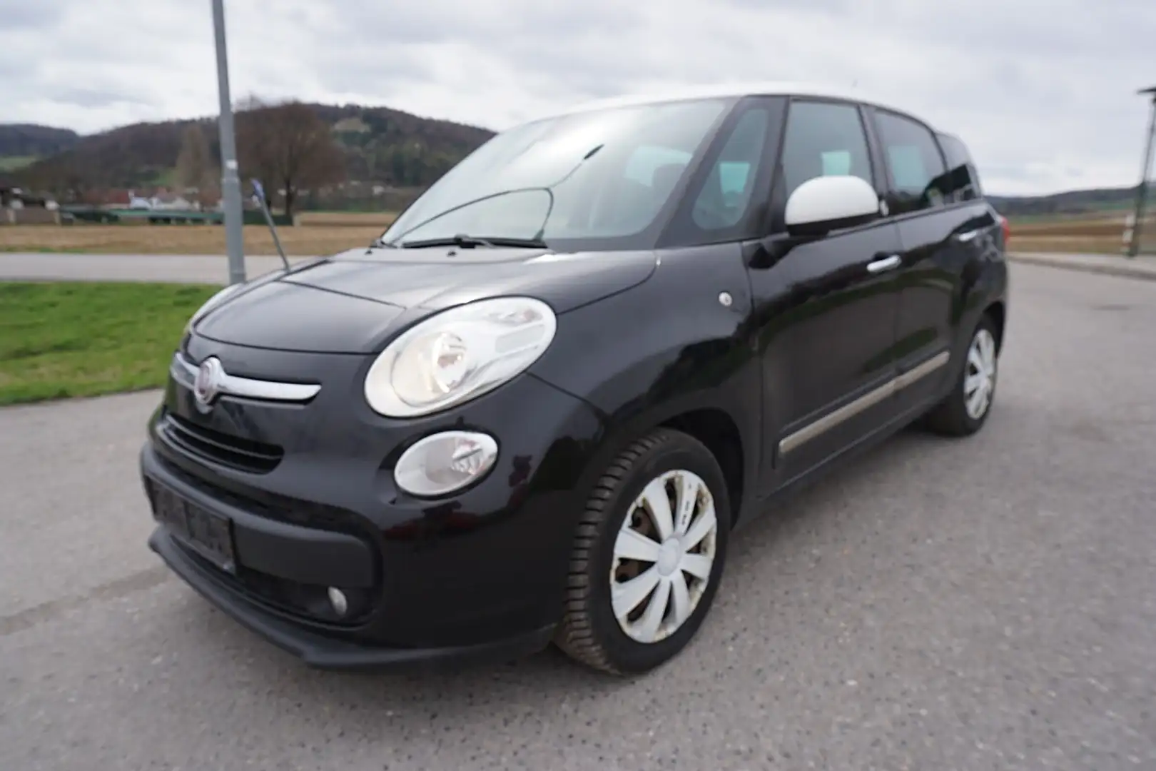 Fiat 500L Living 1,6 Multijet II 120 Start&Stop Lounge Schwarz - 2