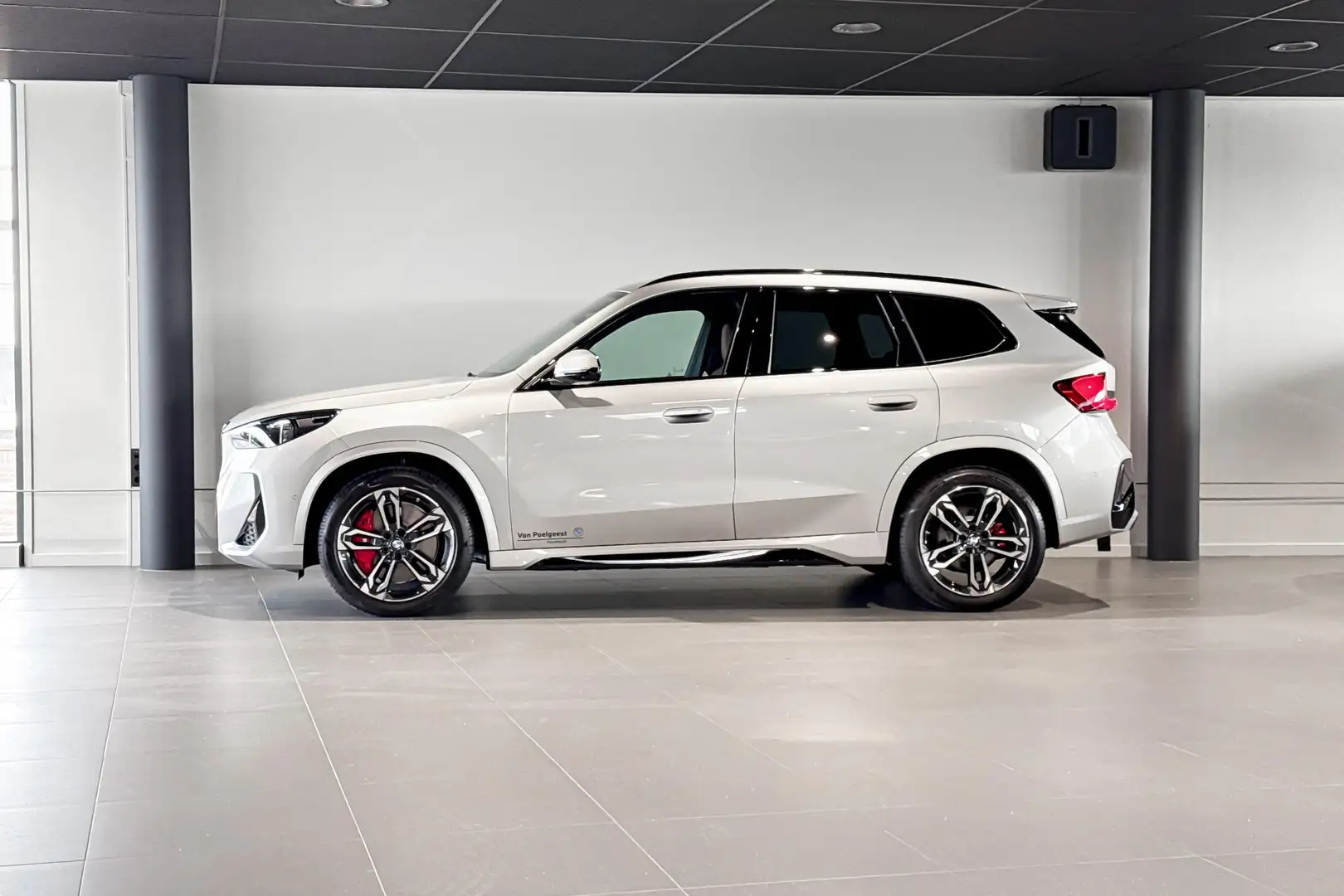 BMW iX1 eDrive20 67 kWh | M Sport | Glazen Panoramadak | H Grijs - 2