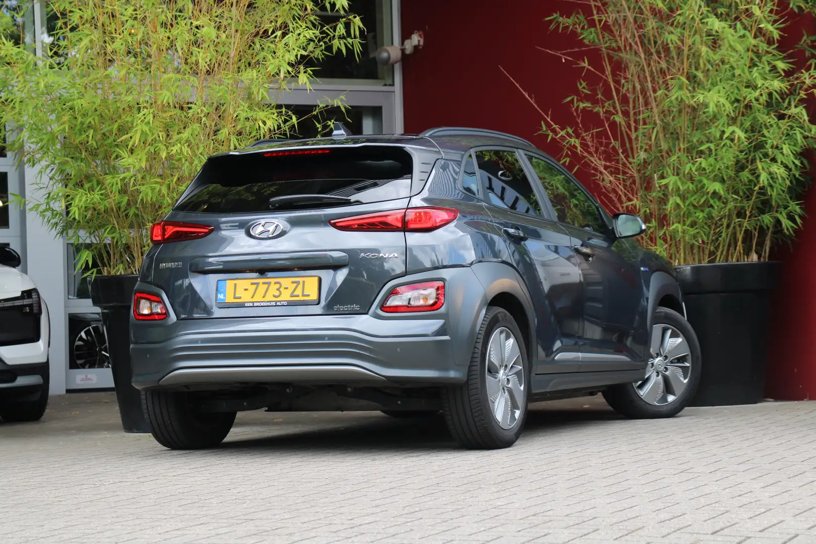 Hyundai KONA EV Fashion 64 kWh | BTW auto / 12% bijtelling | Tr Grijs - 2