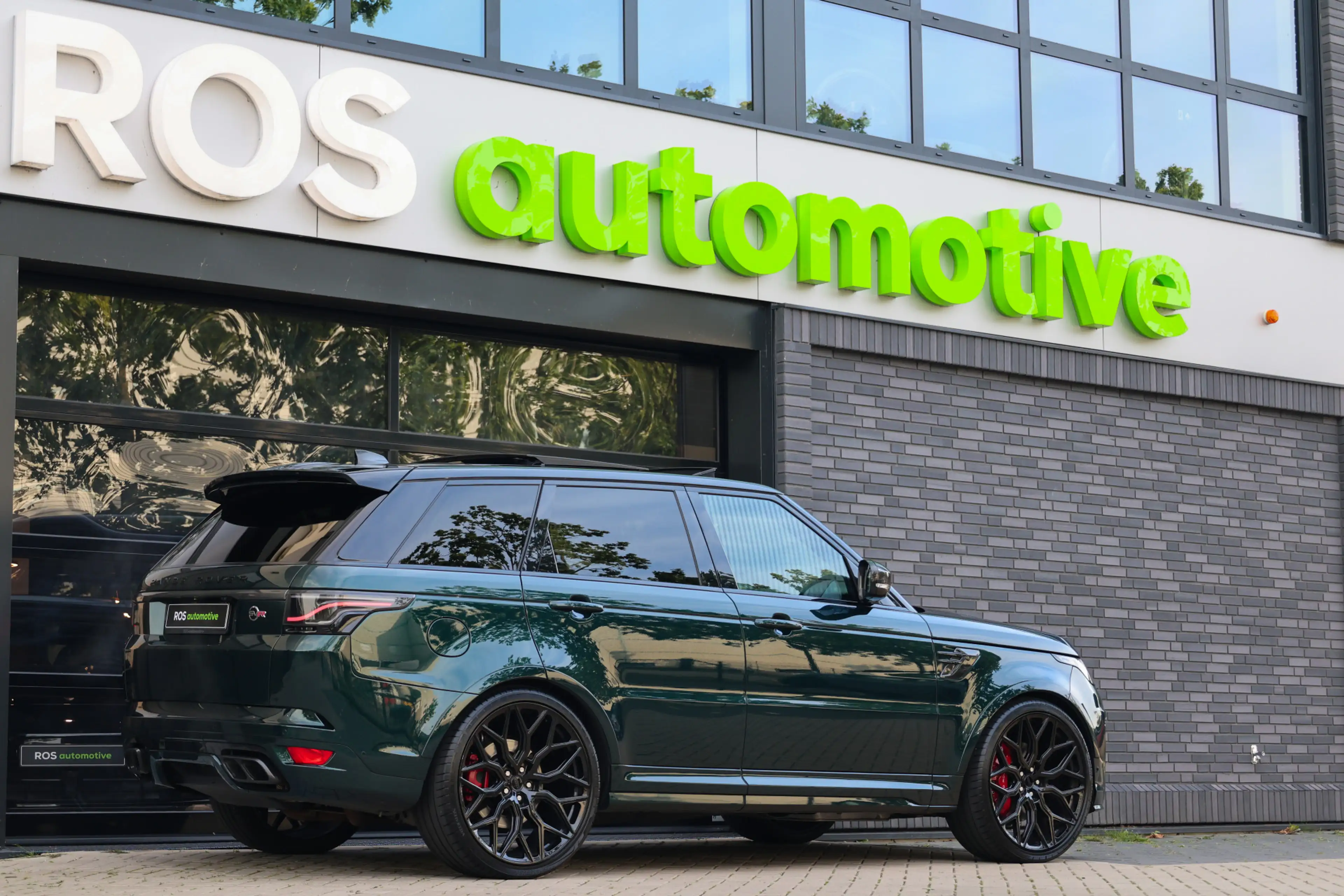 Land Rover Range Rover Sport P575 SVR | UNIEK! | SVO RACING GREEN | 24'' VOSSEN — photo 2