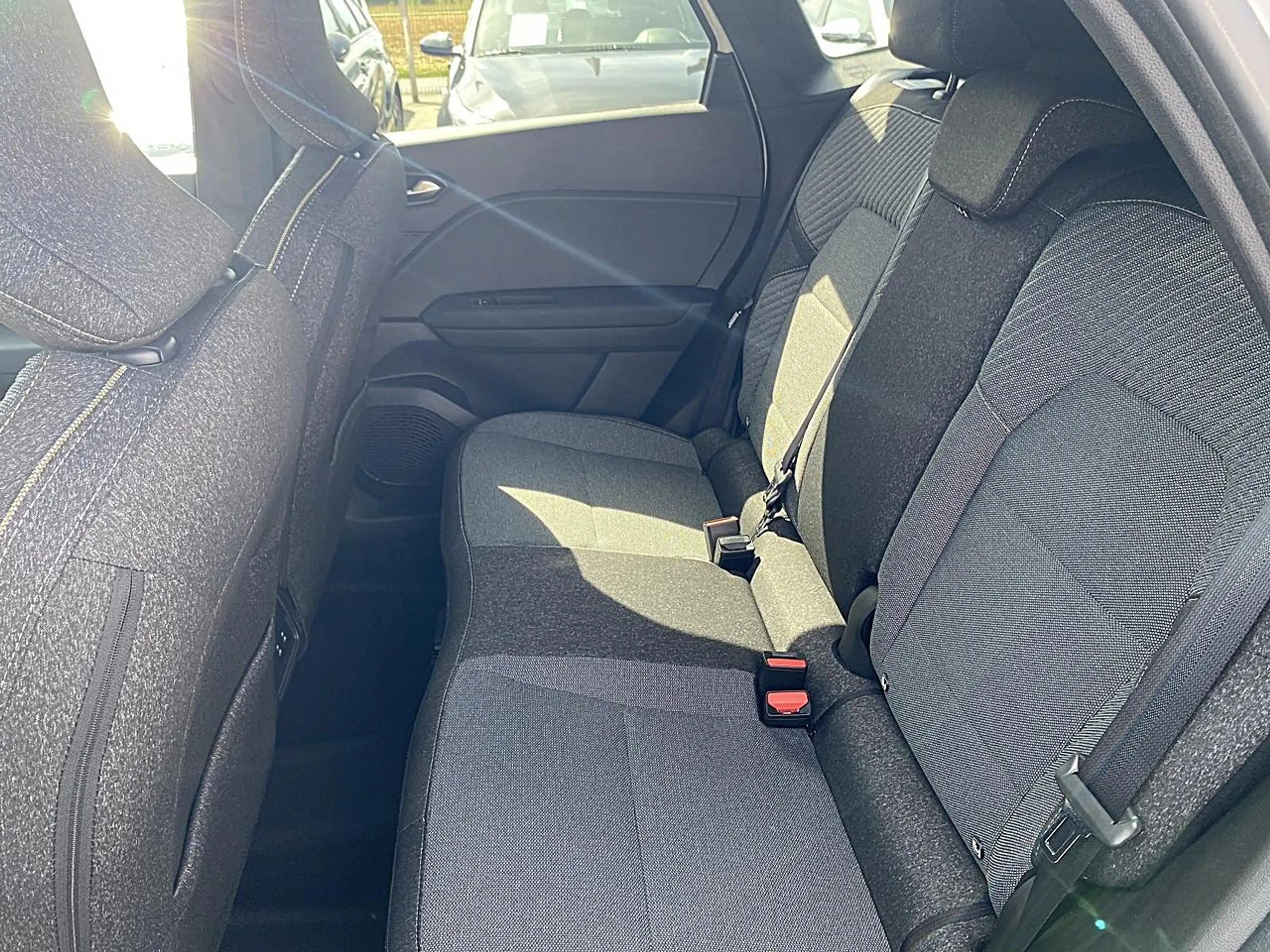 Mitsubishi Grandis Intro Edition 1,8l HEV AT LED DAB+ Klima Navi — photo 11