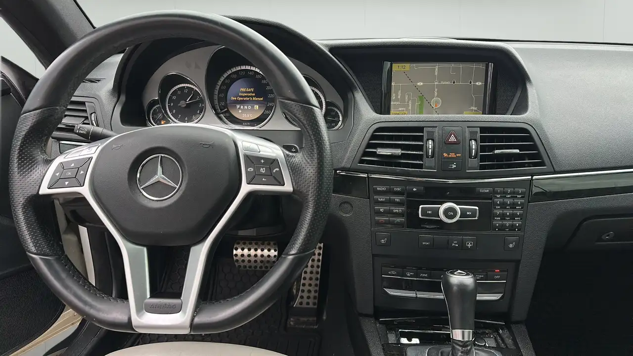 Mercedes-Benz E-Class снимка Mercedes-Benz E-Class