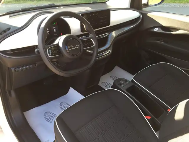 Fiat 500E view 12