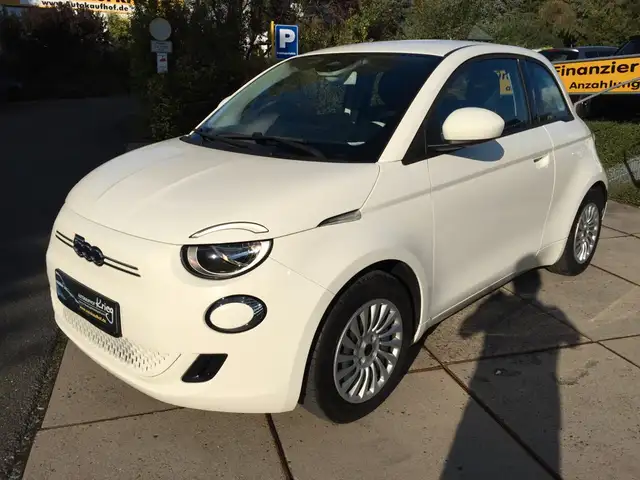 Fiat 500E view 3