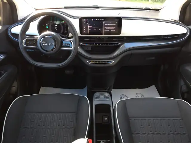 Fiat 500E view 10
