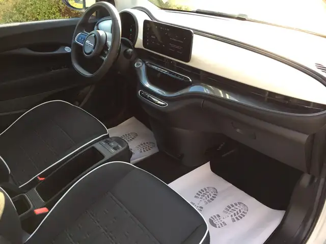 Fiat 500E view 8