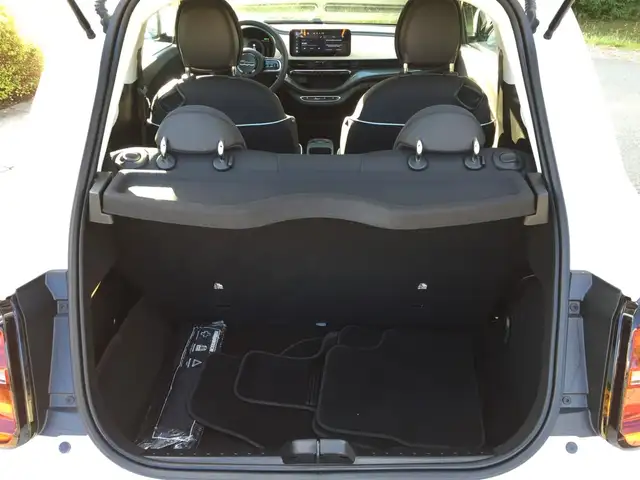 Fiat 500E view 11