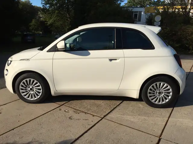 Fiat 500E view 4