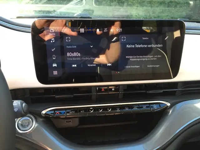 Fiat 500E view 14