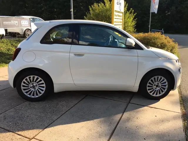 Fiat 500E view 7