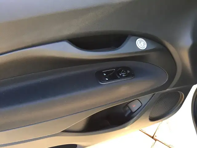 Fiat 500E view 13
