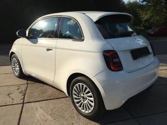 Fiat 500E view 5