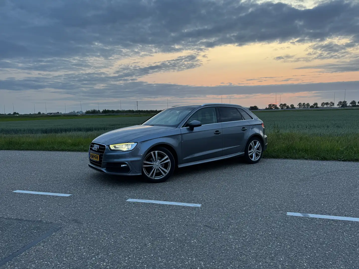 Audi A3 1.6 TDI Ambit. PL Sportback Grey - 2