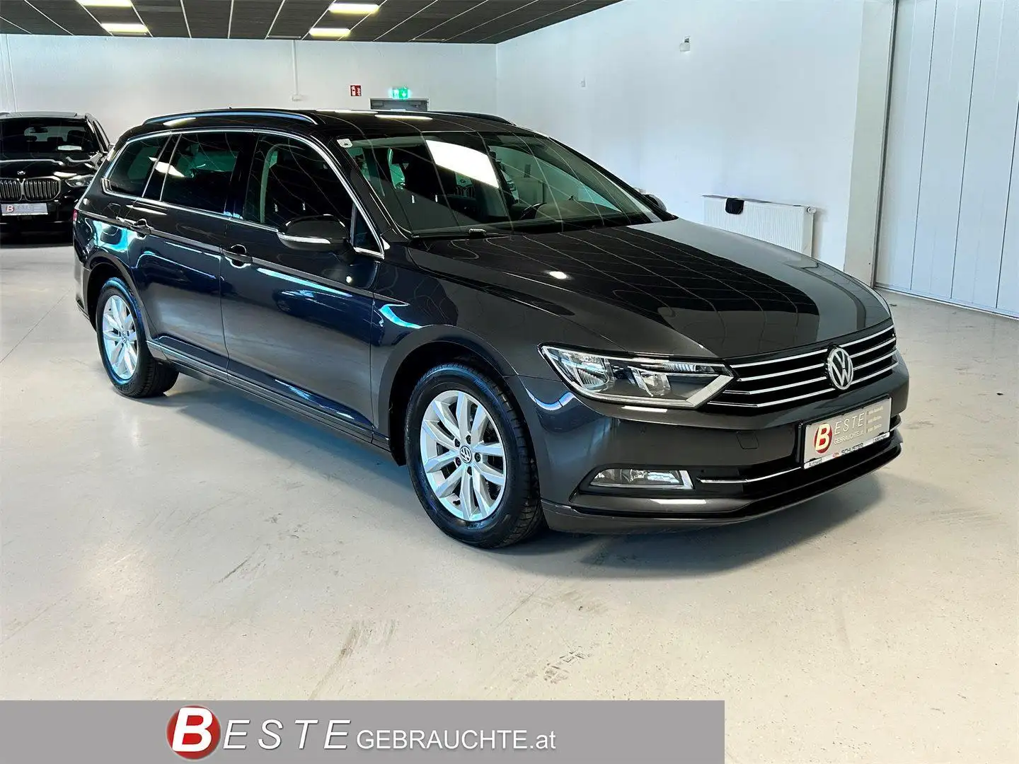Volkswagen Passat Variant 1.6 SCR TDI DSG Zwart - 1