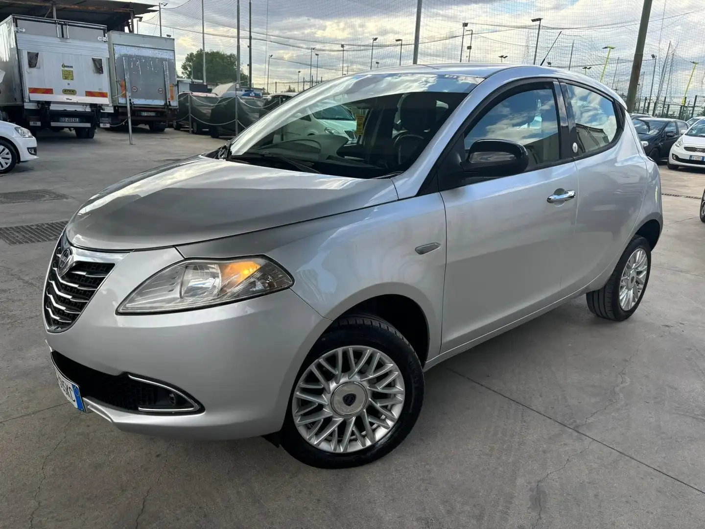 Lancia Ypsilon 0.9 TWINAIR 85 CV 5P METANO ECOCHIC GOLD Grey - 2