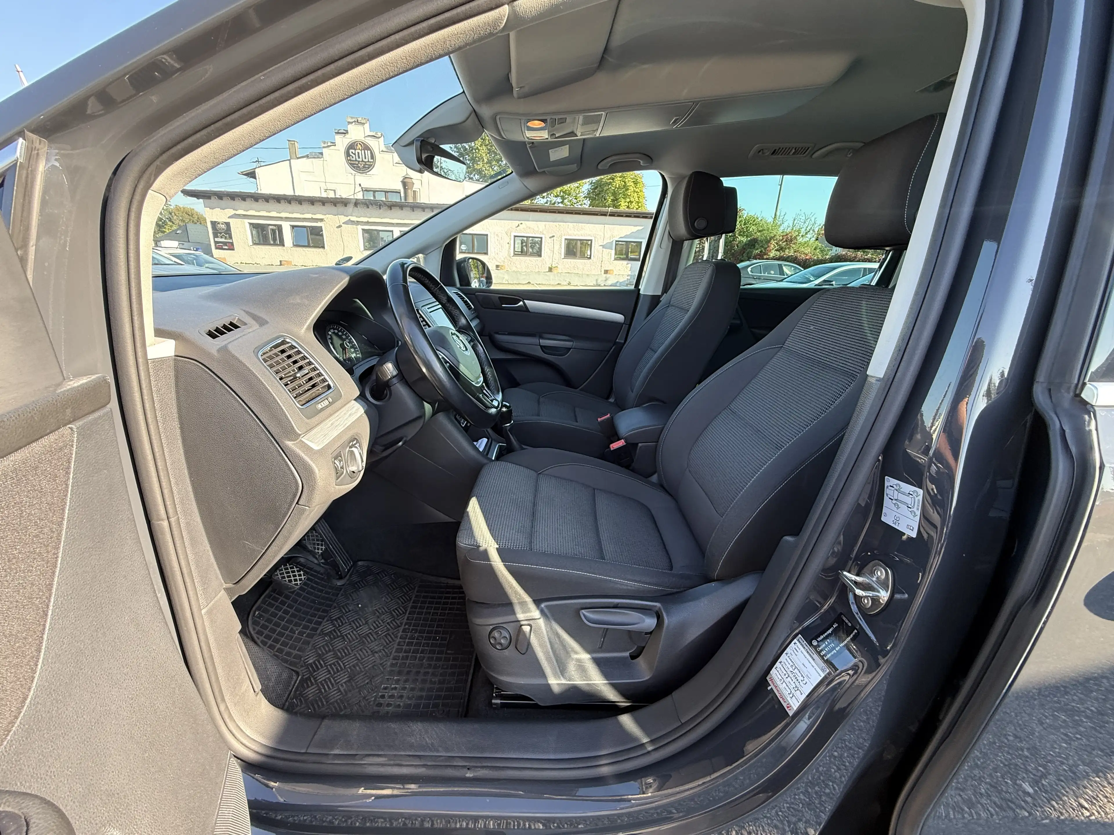 Volkswagen Sharan 2,0 TDI — photo 10