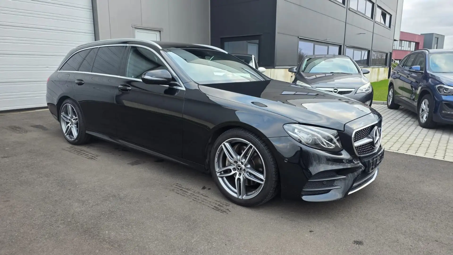 Mercedes-Benz E 200 d Business Solution AMG Zwart - 2