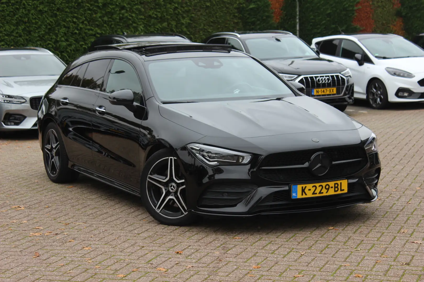 Mercedes-Benz CLA 200 Shooting Brake Business Solution AMG / Panoramadak Zwart - 1