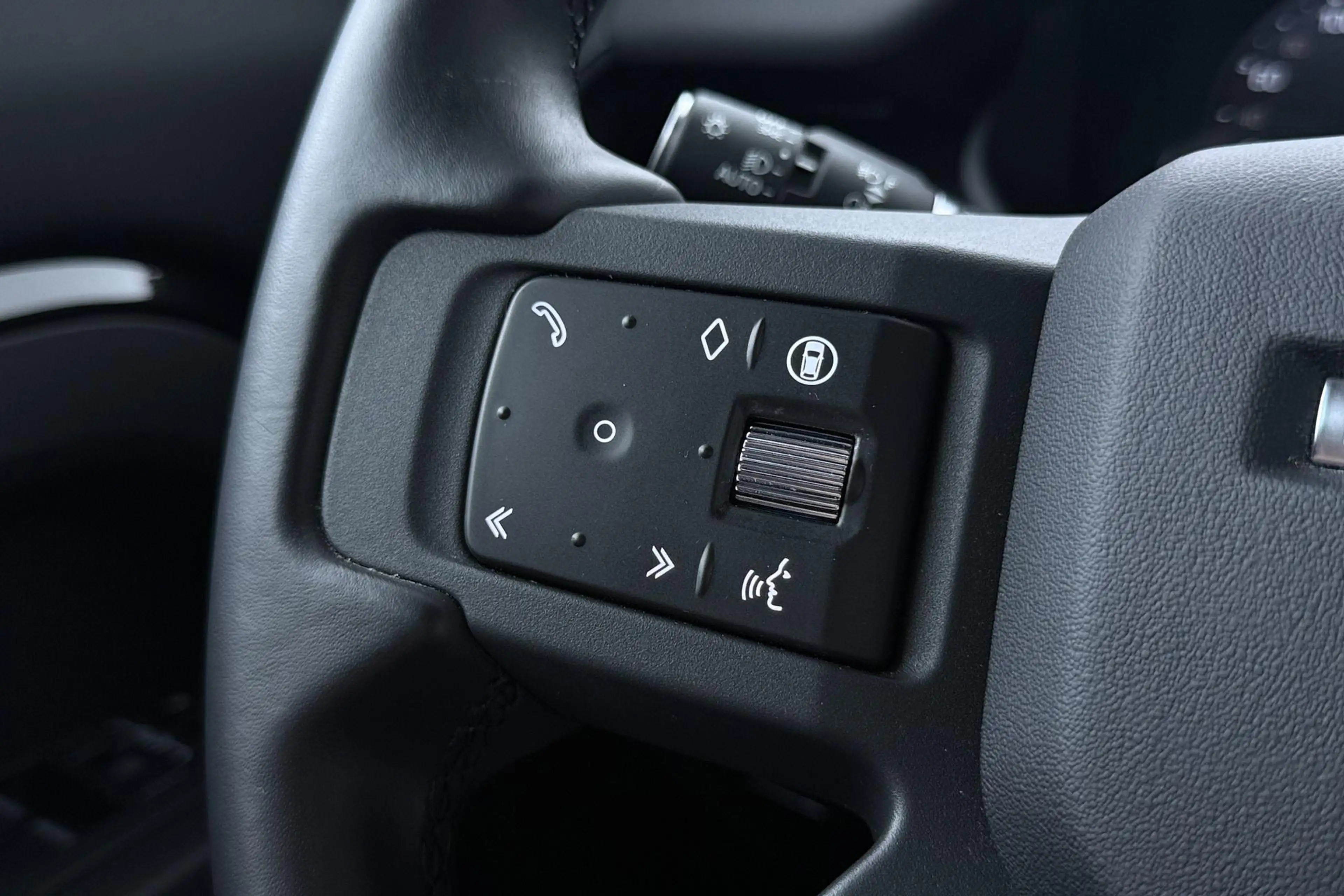 Land Rover Defender 110 P300e X-Dynamic HSE | Meridian Surround | Clea — photo 37