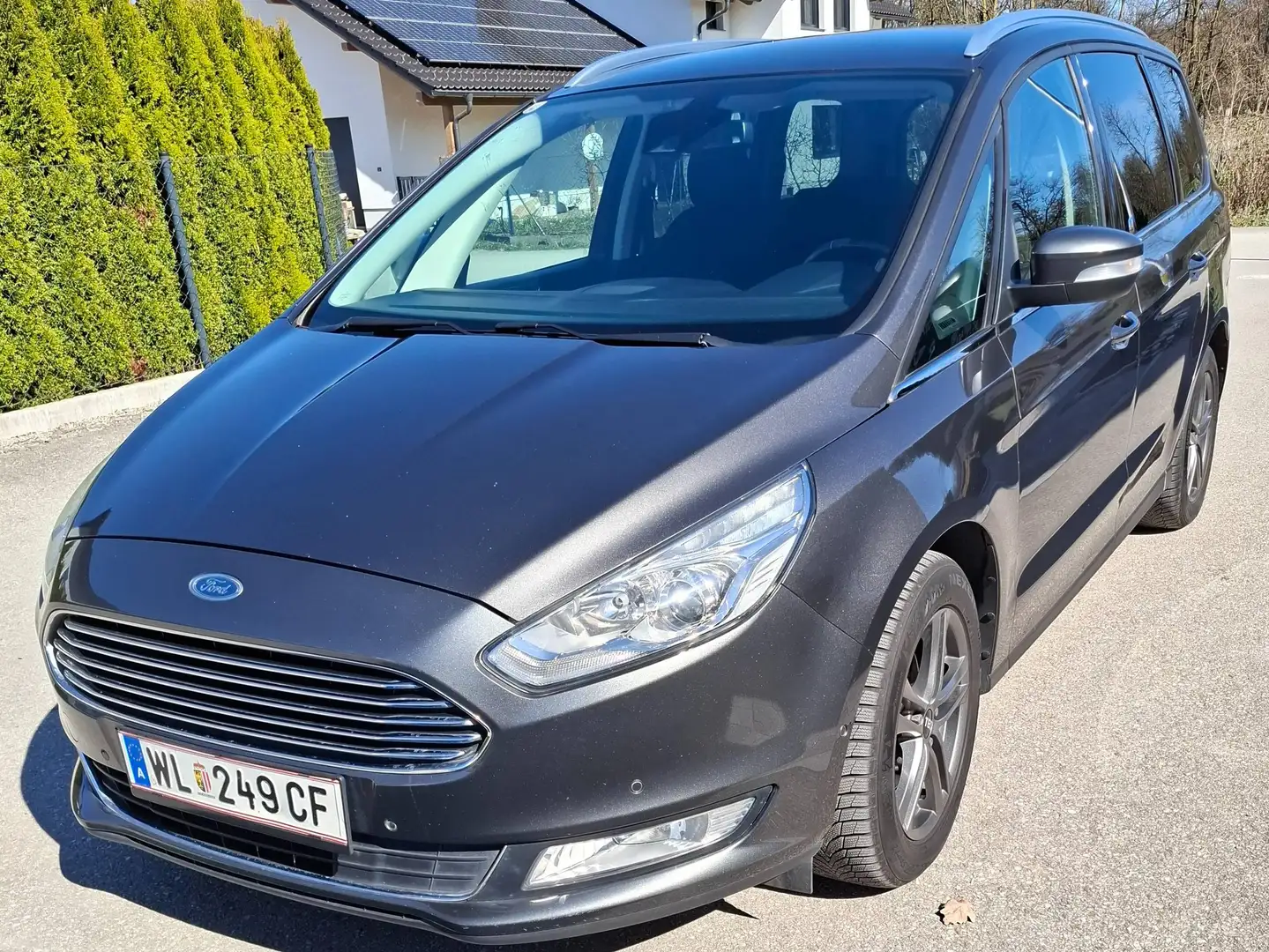 Ford Galaxy Galaxy 2,0 TDCi Trend Start/Stop Trend Grau - 1