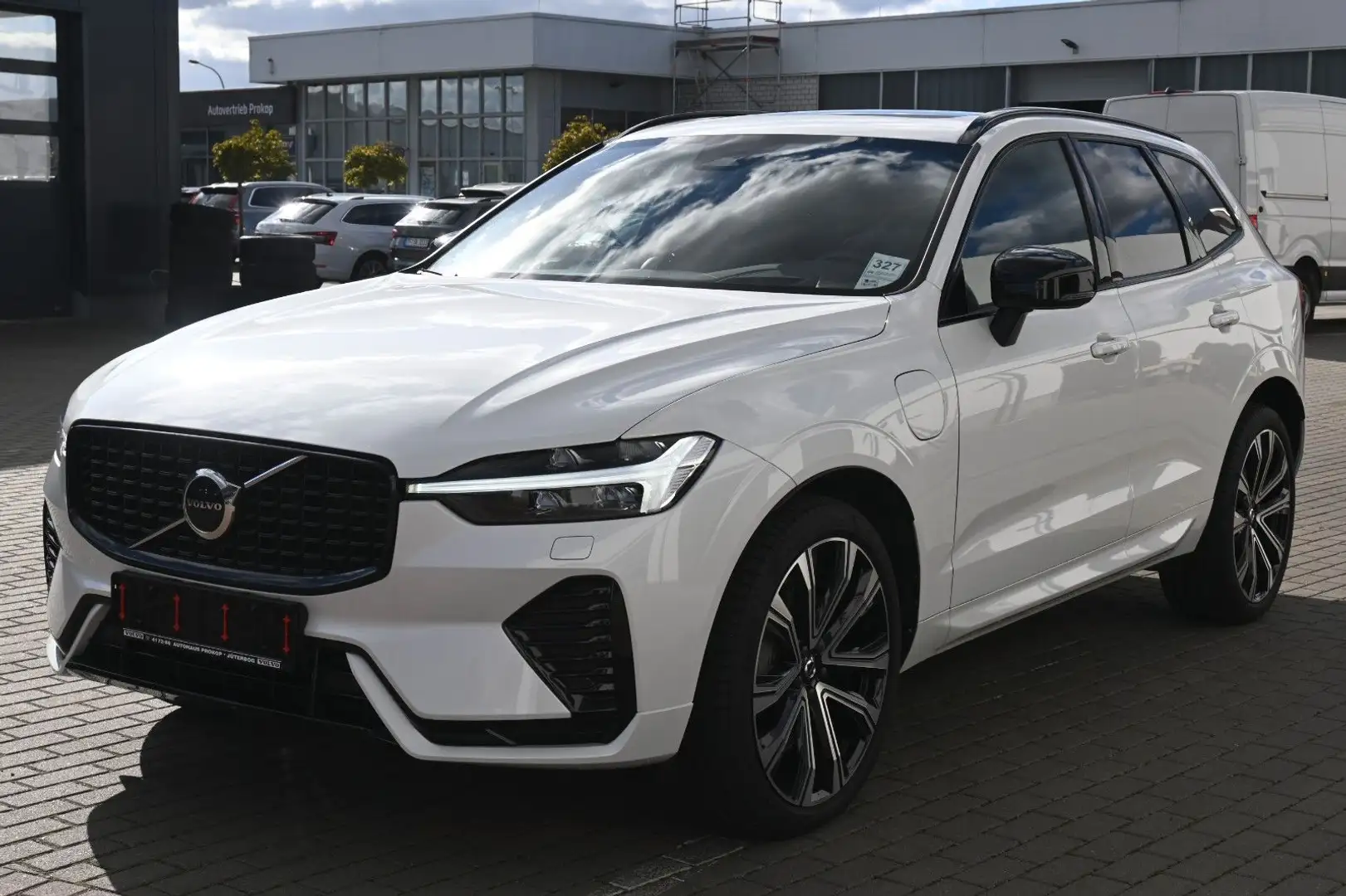 Volvo XC60 T8 R Design PHEV MAPS*Luft*B&W*STHZG*HUD* Weiß - 1