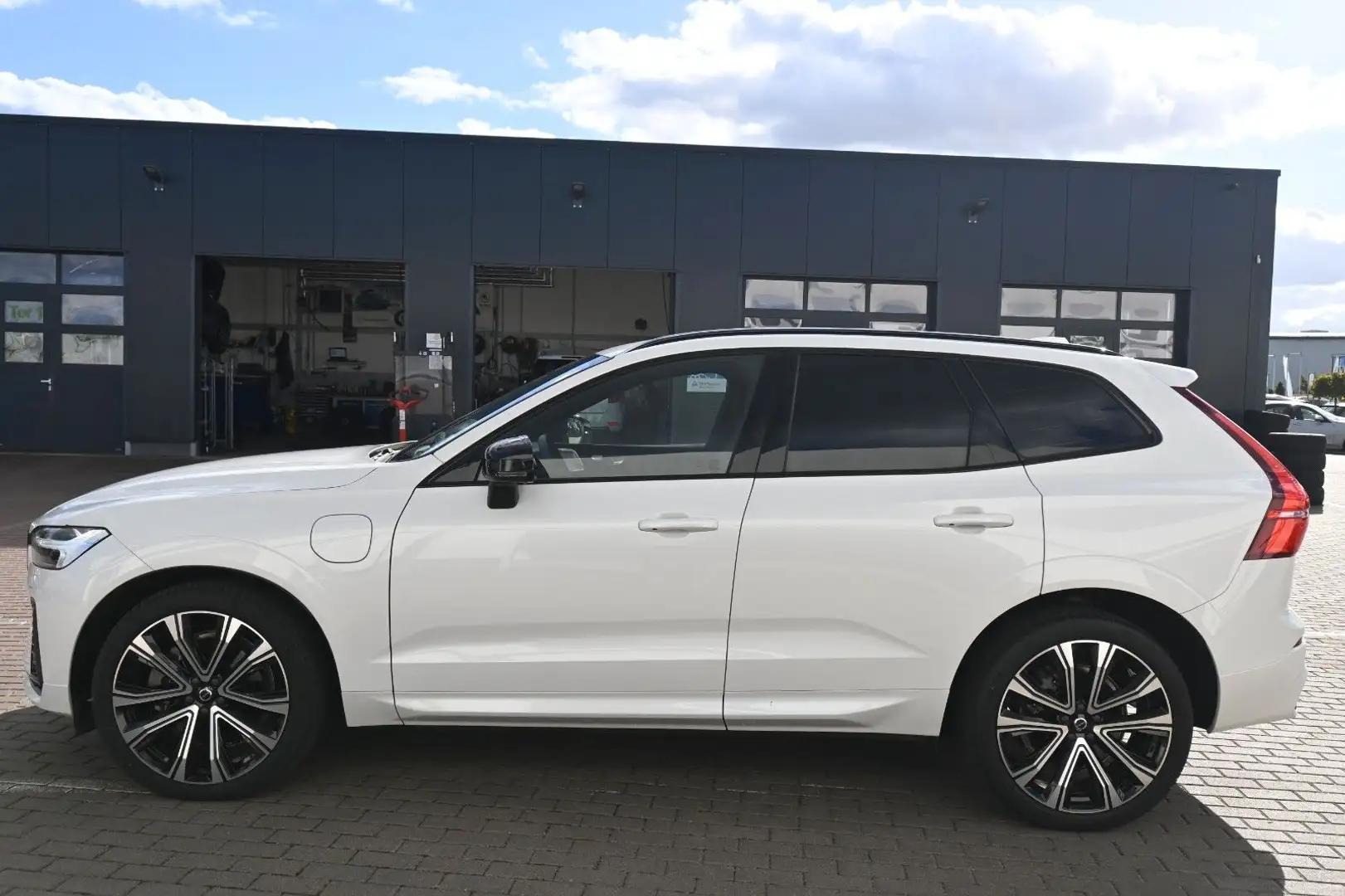 Volvo XC60 T8 R Design PHEV MAPS*Luft*B&W*STHZG*HUD* Weiß - 2