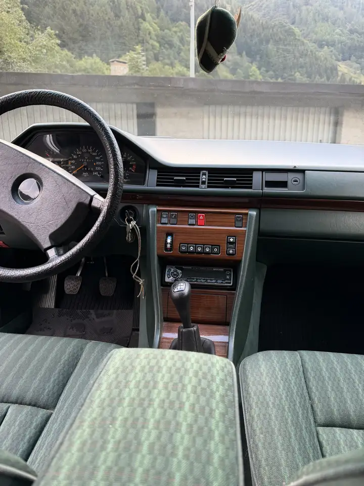 Mercedes-Benz E 300 (124), foto 6