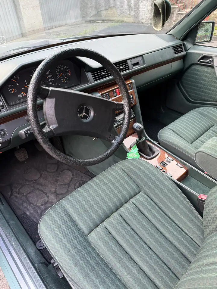 Mercedes-Benz E 300 (124), foto 3
