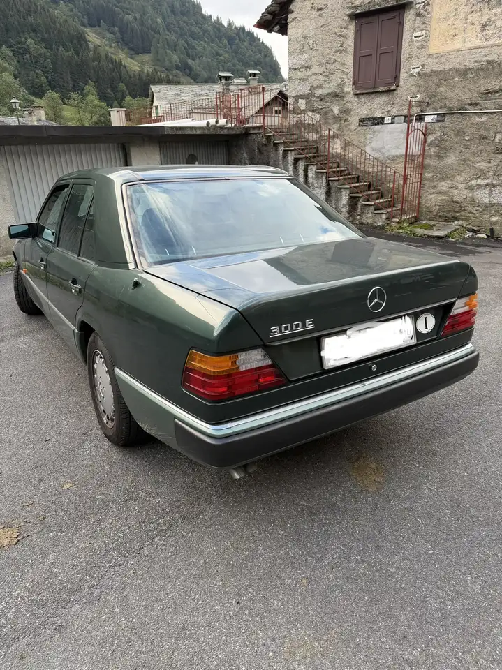 Mercedes-Benz E 300 (124), foto 2