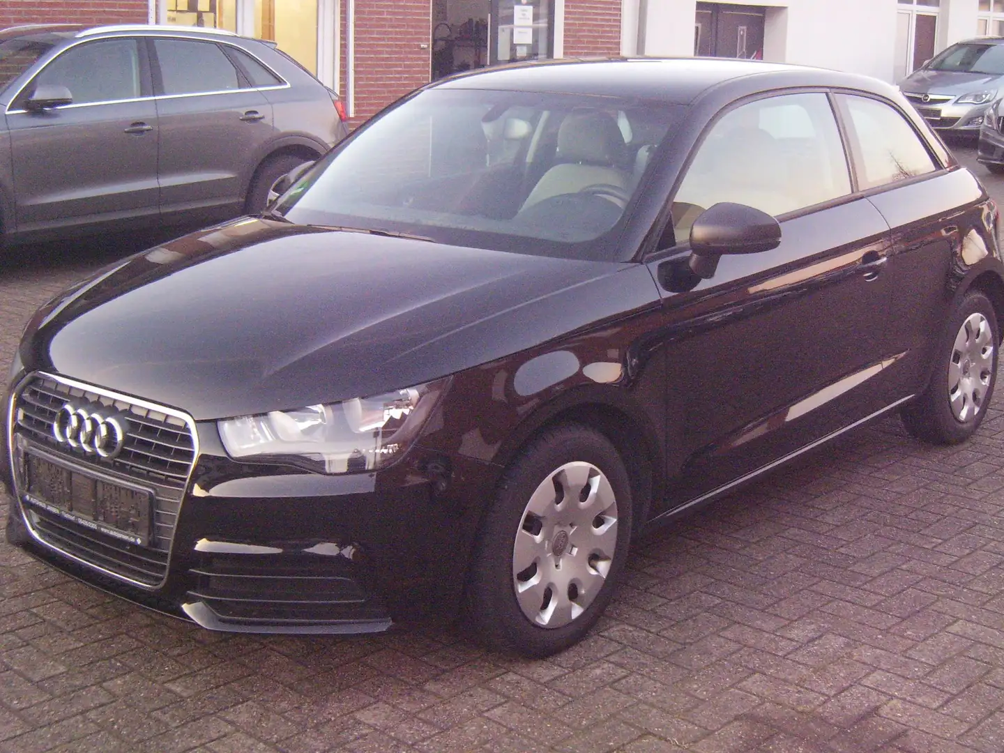 Audi A1 1.2 TFSI Attraction+Klimaautomatik+PDC+SHZ+ Schwarz - 1