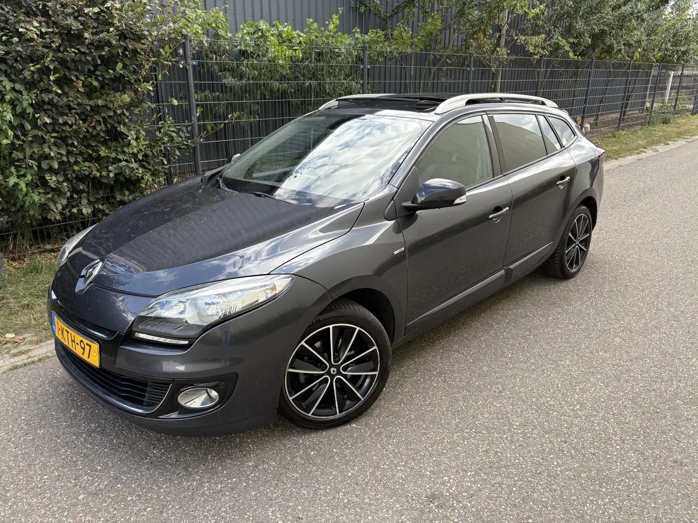 Renault Megane Estate 1.2 TCe Bose / PANORAMADAK / NAVI / CRUISE Gris - 2