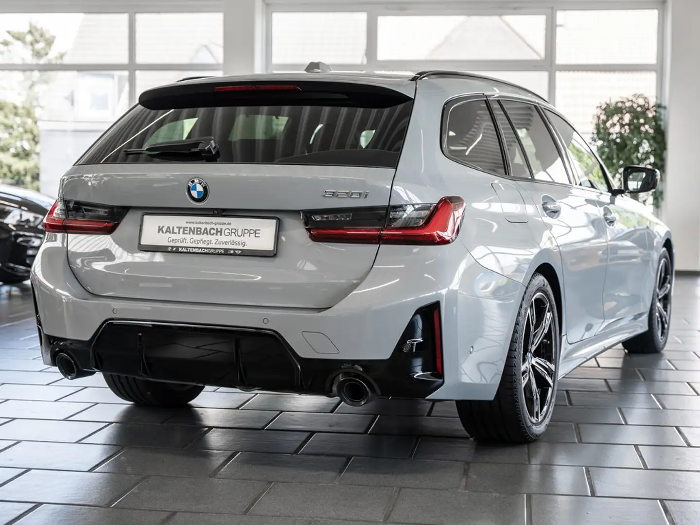 BMW 320 i Touring M-Sport FACEL. PANO AHK HUD 360° Grijs - 2