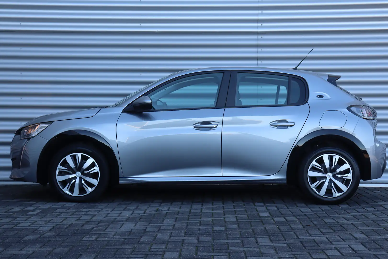 Peugeot e-208 EV 136PK ACTIVE PACK AUTOMAAT / NAVI / CLIMA / LED Grijs - 2