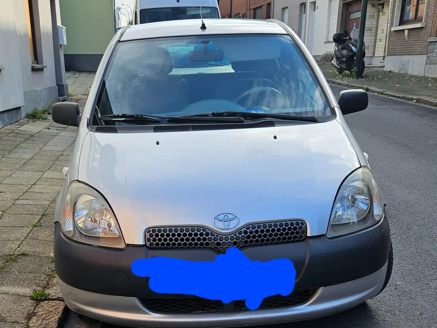 Toyota Yaris 1.0i VVT-i 16v Linea Luna Silber - 1