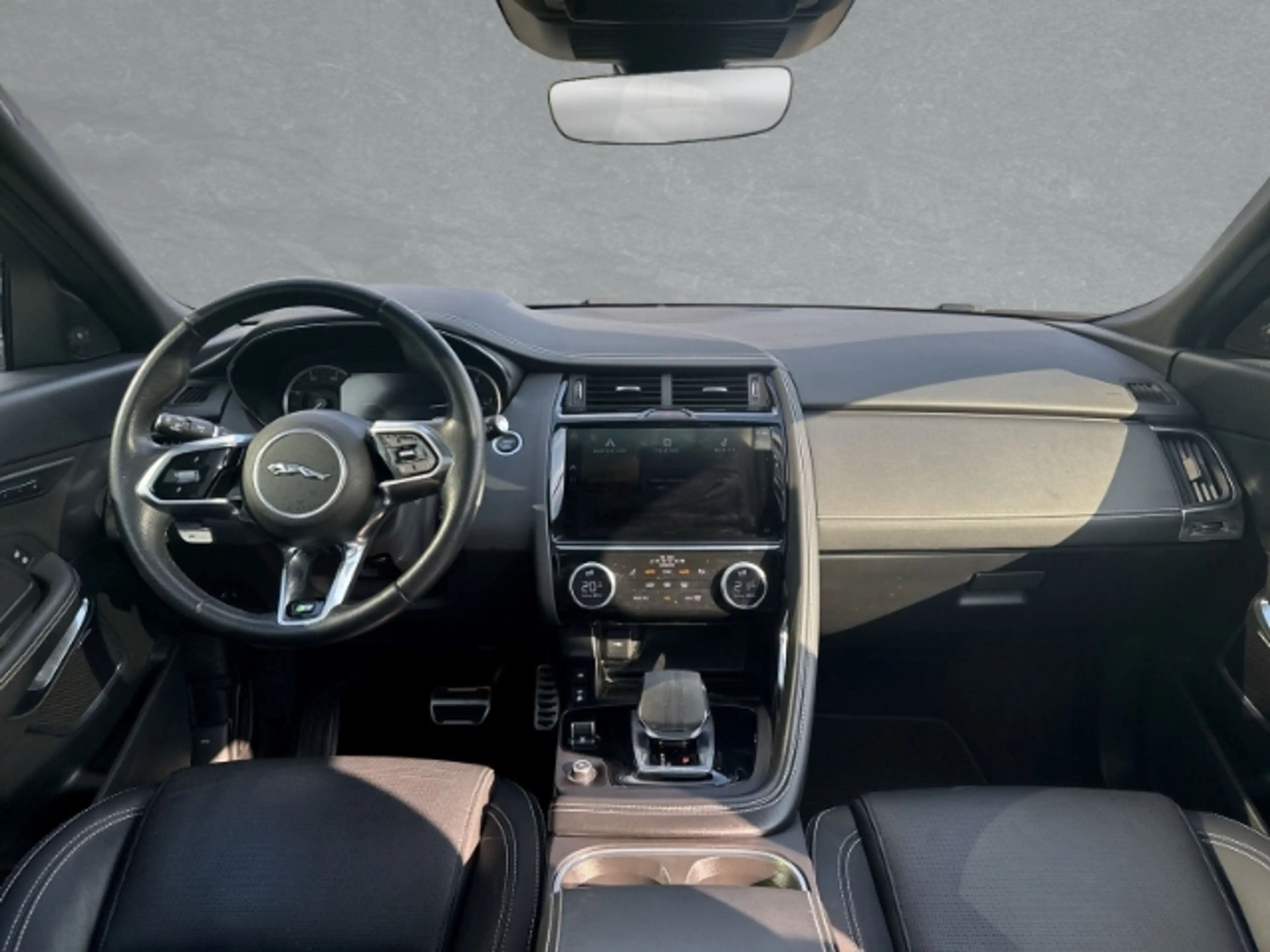 Jaguar E-Pace R-Dynamic SE AWD AD AHK-el. klappb. Panorama Navi — photo 4